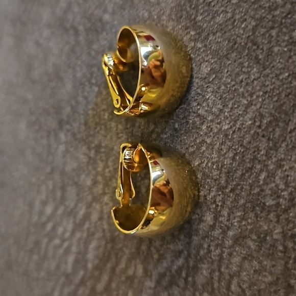 3/$30 VTG Goldtone Chunky Clip-on Hoop Earrings - Picture 5 of 8